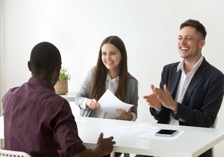 Abriendo la puerta hacia la felicidad laboral: cómo enfrentar la frustración de un mal trabajo